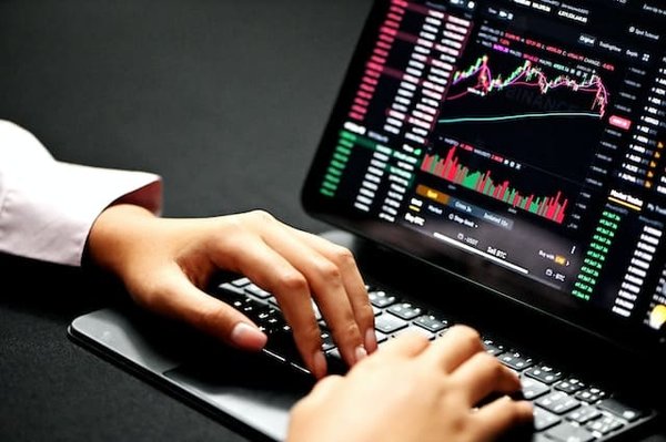 Quelle est la différence entre la comptabilité générale et la comptabilité analytique ?